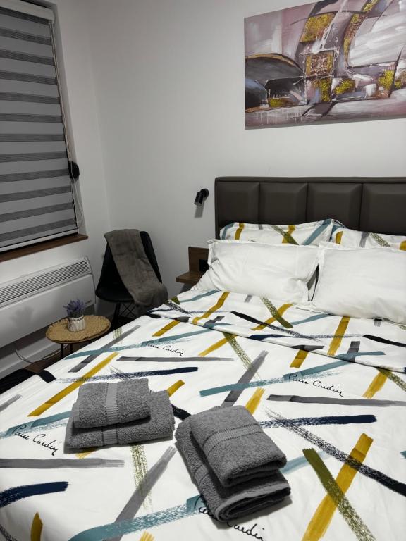 een slaapkamer met een bed met twee handdoeken erop bij Stan na dan Kutak in Raška
