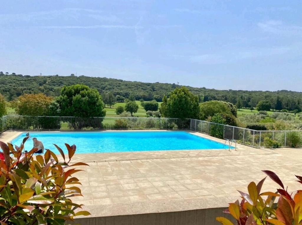 une piscine entourée d'une clôture dans l'établissement T4 Terrasse VUE sur le GOLF, à Nîmes