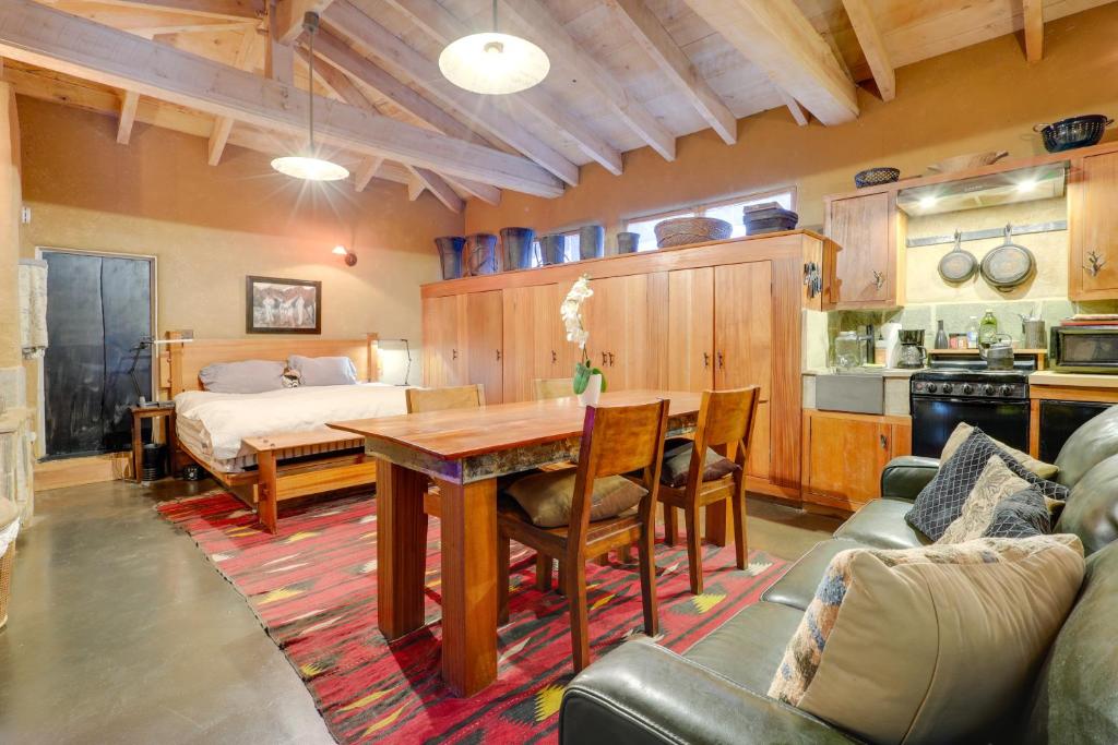 uma sala de estar com uma mesa e uma cama em Centrally Located Santa Fe Studio Near Town! em Santa Fé