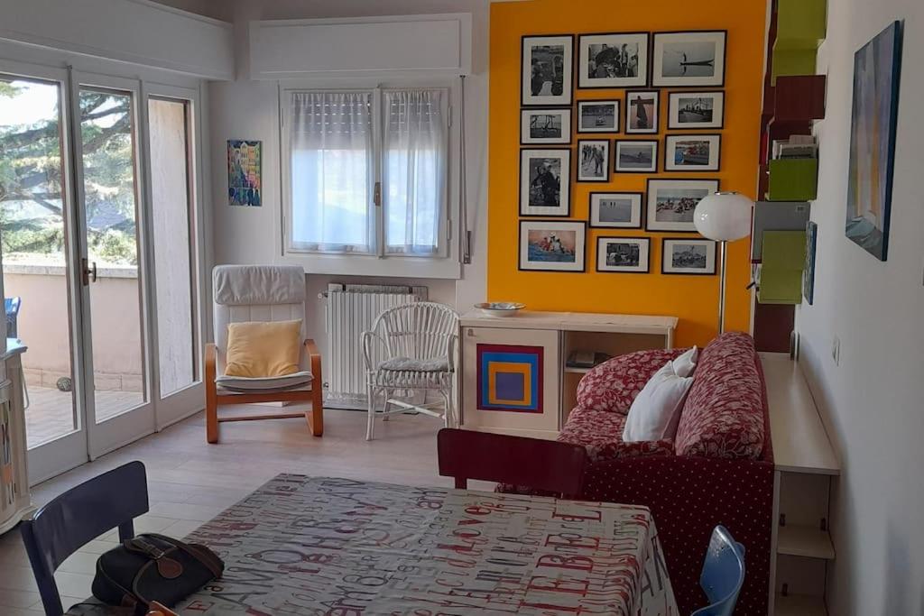 una camera con letto e tavolo di armonia di colori a Peschiera del Garda
