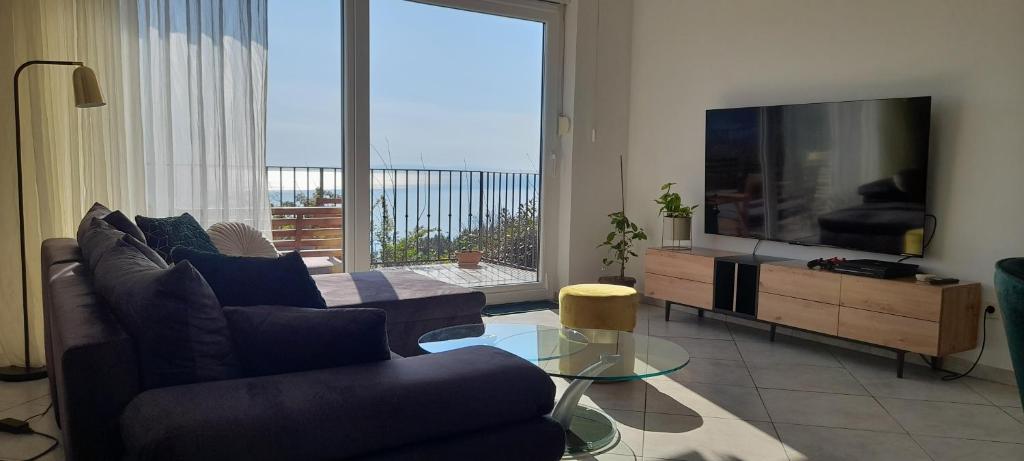 Una sala de estar con un televisor de pantalla plana grande. en Appartamento No. 1, en Opatija
