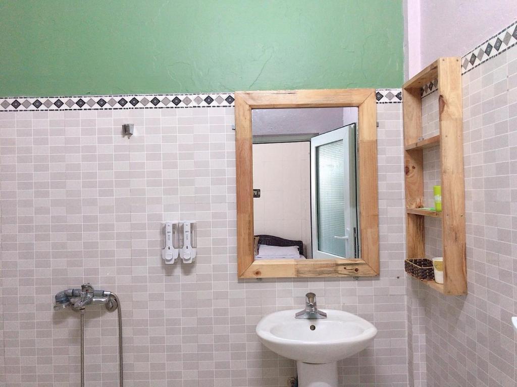 Hoa Mai Hotel - Habitación Familiar Con Balcón