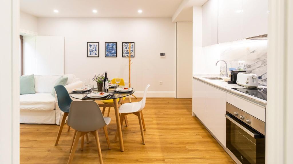 Porto River Flat w/ Patio by LovelyStay