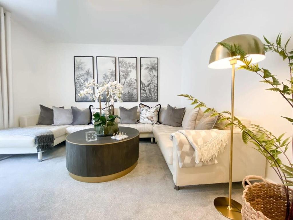 a living room with a couch and a coffee table at Luxurious Family Townhouse 50m from the Beach in Brighton & Hove