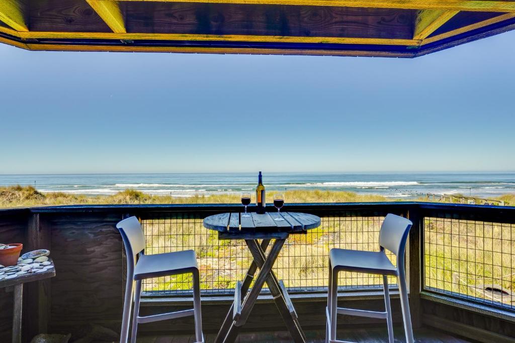 una mesa con 2 sillas y vistas al océano en Watsonville Condo with Ocean Views and Beach Access en Watsonville