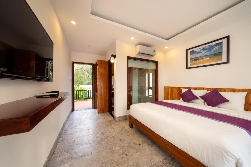 Rúm í herbergi á Lama Beach Villa