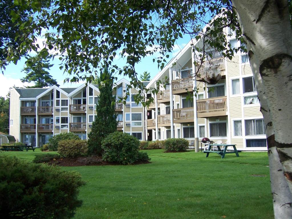 un gran edificio de apartamentos con un parque enfrente en Misty Harbor Resort, en Gilford