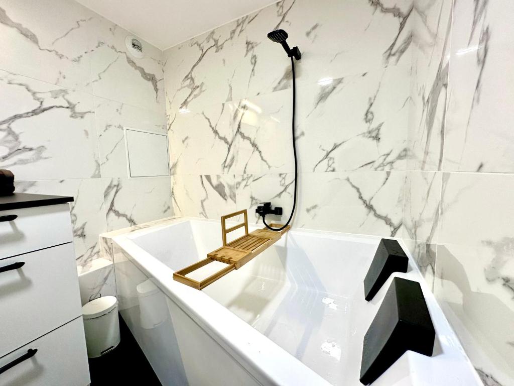Koupelna v ubytování Baignoire Spa - 2 pièces moderne