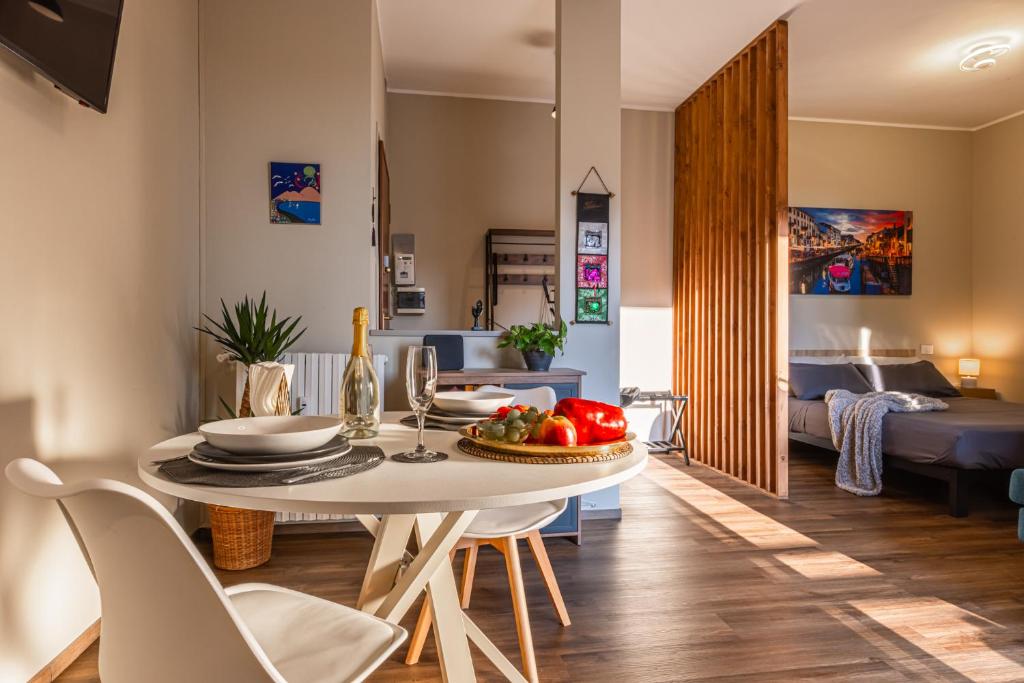 una sala da pranzo e un soggiorno con tavolo e sedie di Comfort Home Rho Fiera a Rho