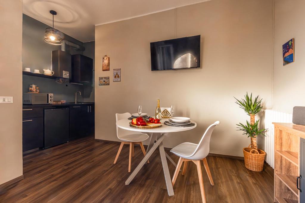 - une cuisine et une salle à manger avec une table et des chaises dans l'établissement Volta 8 Apartments, à Rho