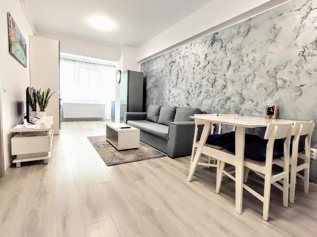 a living room with a couch and a table at Simona Apartament Iulius Mall in Iaşi
