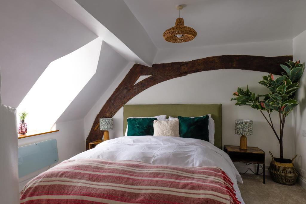 1 dormitorio con 1 cama grande en el ático en Remarkable Cotswolds 1 bedroom cottage in Finstock, 