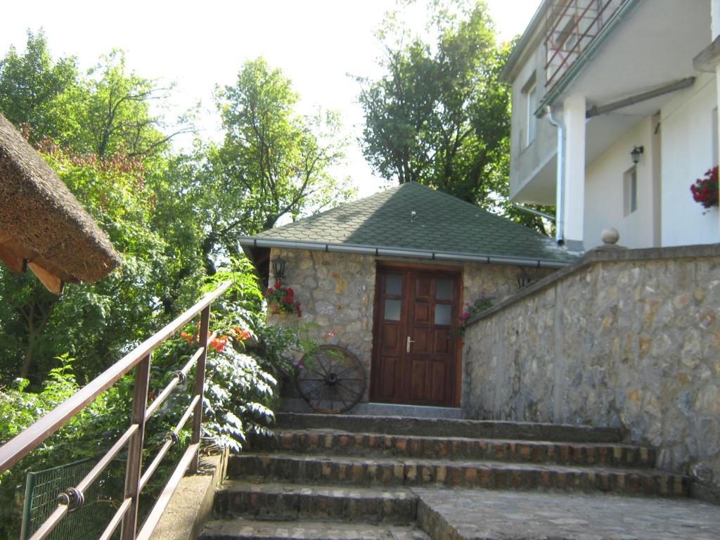 un conjunto de escaleras que conducen a una casa con puerta de madera en Apartment Vistanova, en Vrdnik