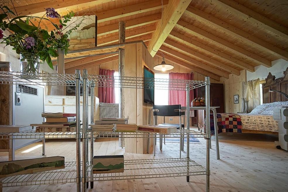 een woonkamer met een kamer met een bed en een kamer met bij Casadesergio in Refrontolo