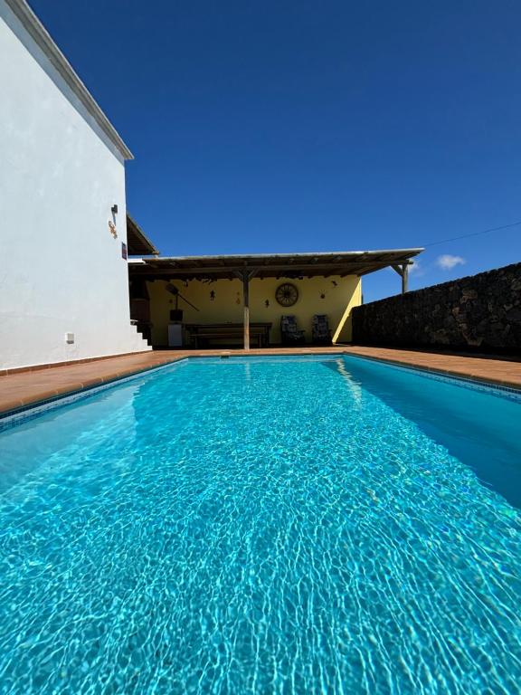 een zwembad in de achtertuin van een huis bij Rincón Oasis Nazaret in Nazaret