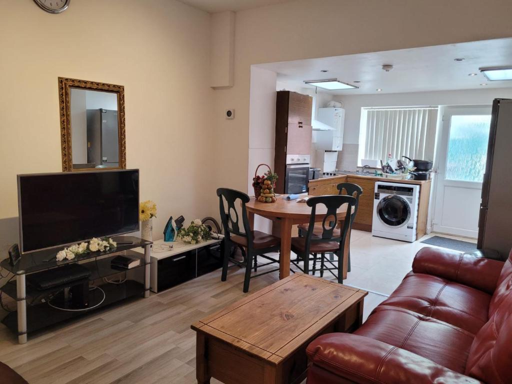 Nice single bedroom near QMC, Nottingham (updated prices 2024)