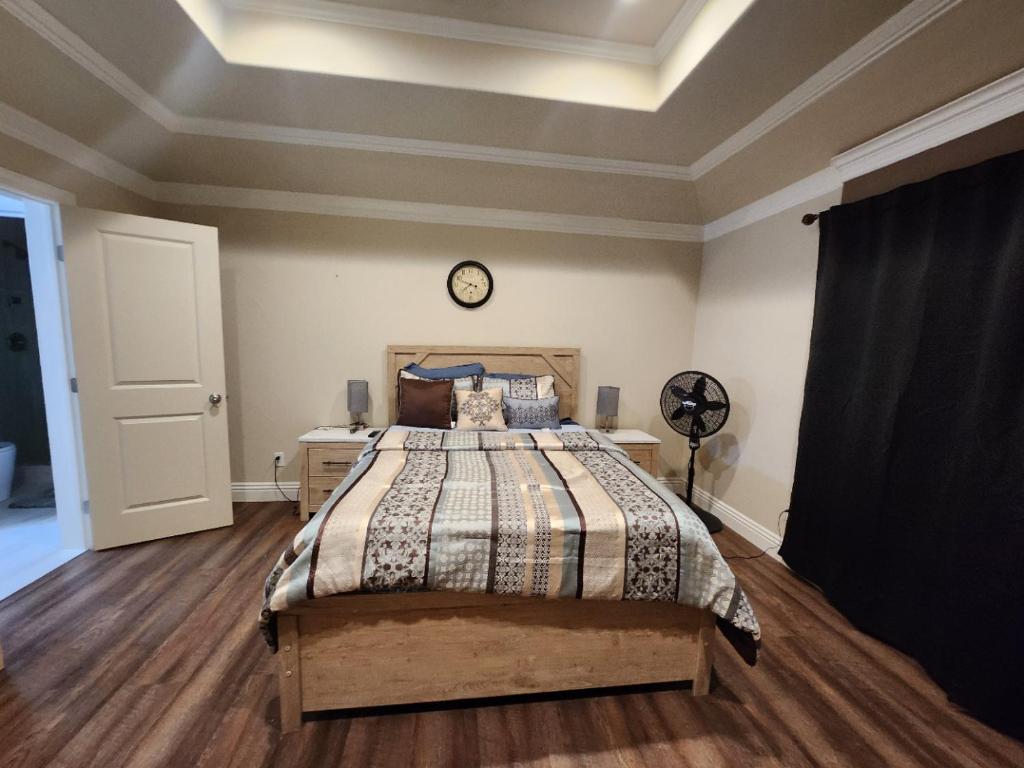 Postel nebo postele na pokoji v ubytování Bedroom with Private Bath/Closet & shared kitchen/laundry