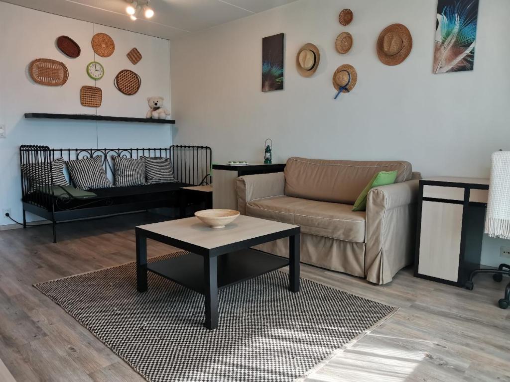 uma sala de estar com um sofá e uma mesa em Boho Apart Ututie em Kotka