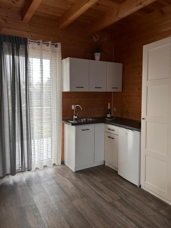 Kuchyňa alebo kuchynka v ubytovaní Resort EDEN domki, apartamenty i pokoje