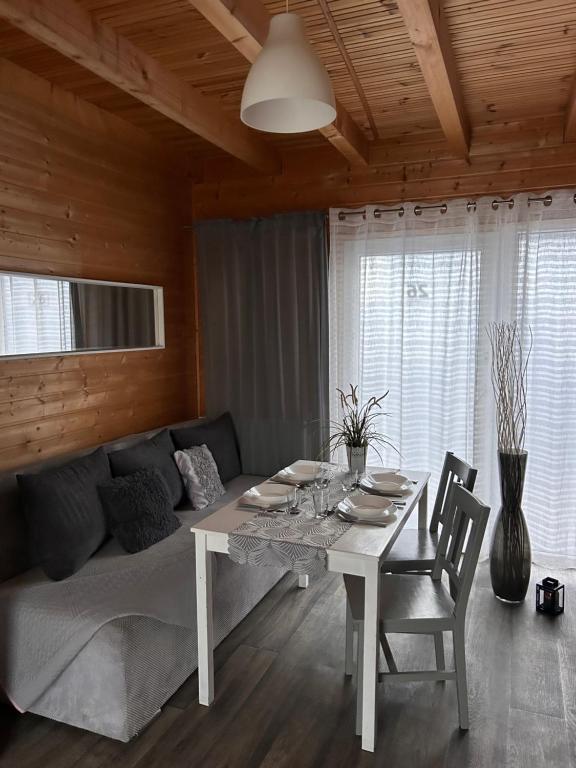 Posedenie v ubytovaní Resort EDEN domki, apartamenty i pokoje