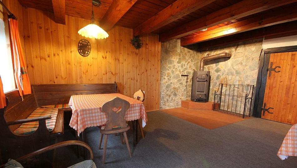 Kuchyň nebo kuchyňský kout v ubytování chata Pohoda, chata Kvítek, chata Western