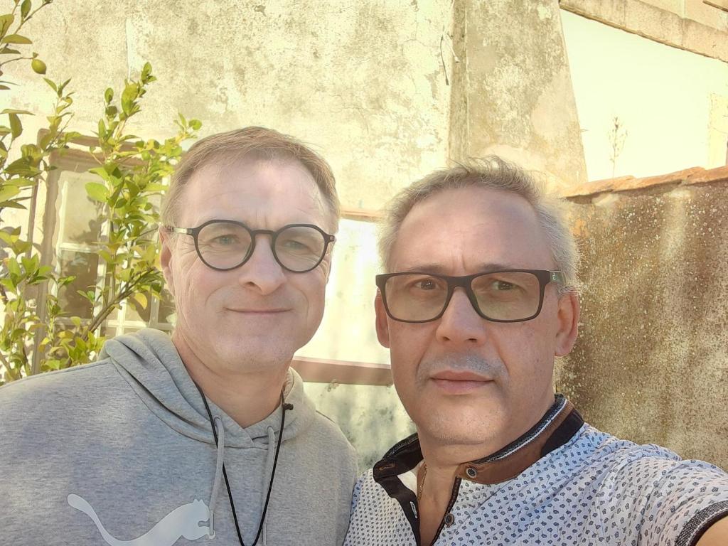 deux hommes portant des lunettes debout l'un à côté de l'autre dans l'établissement Maison d'hôte Domoland, à Olby