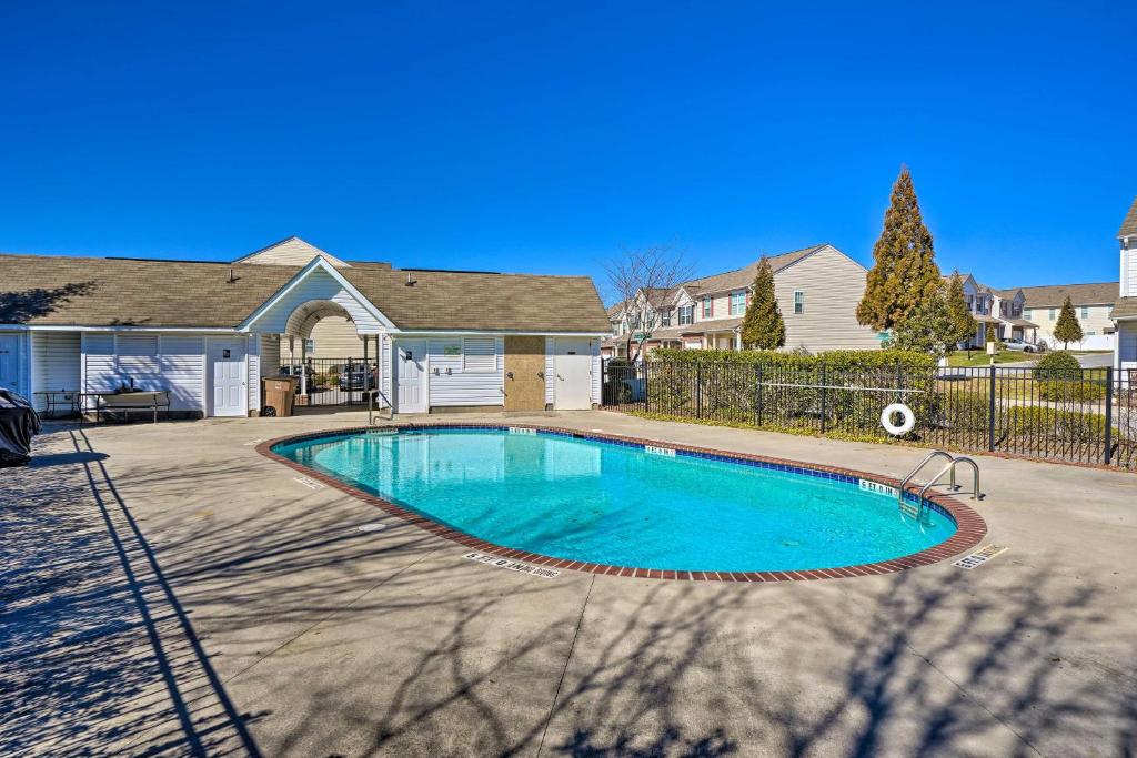 Πισίνα στο ή κοντά στο Cozy Greensboro Townhome with Community Pool and Grill