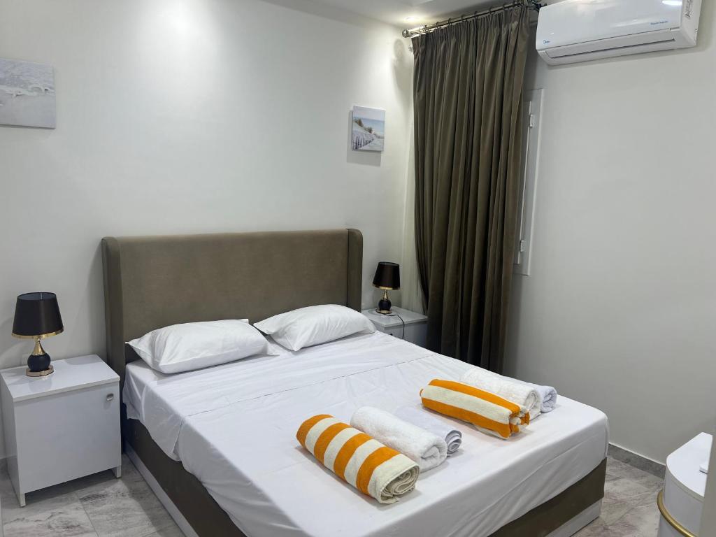 ein Schlafzimmer mit einem Bett mit Handtüchern darauf in der Unterkunft Duplex by Aqua Maadi Degla Group 5 stars in Kairo