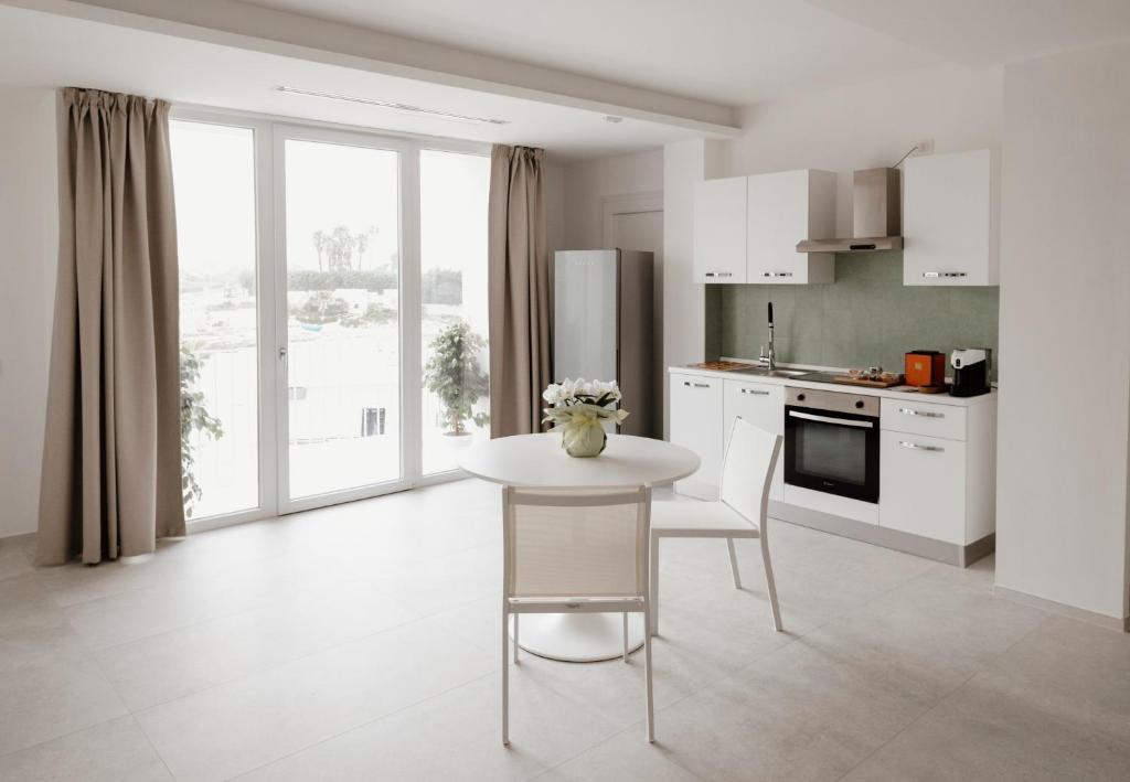 Cucina o angolo cottura di Calammare Apartments - Luxury Apartments with Beach and Gym - Molfetta