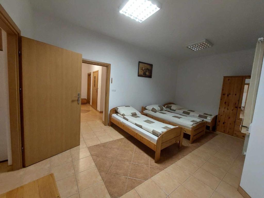 Habitación con 2 camas y puerta en Apartamenty przy rondach, en Poddębice