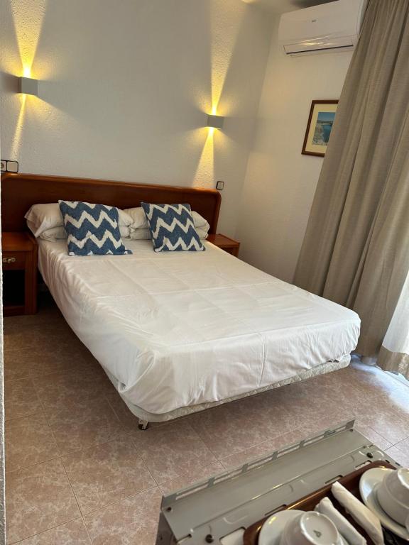 Postel nebo postele na pokoji v ubytování Hostal de la Caravel-la