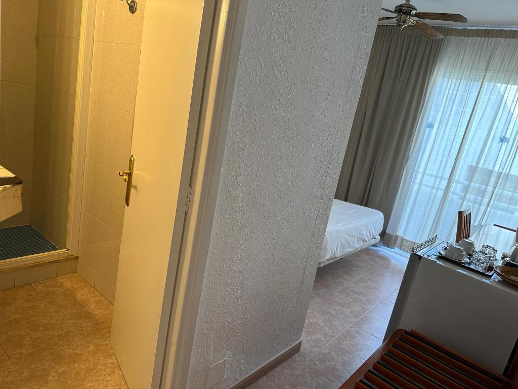 Postel nebo postele na pokoji v ubytování Hostal de la Caravel-la