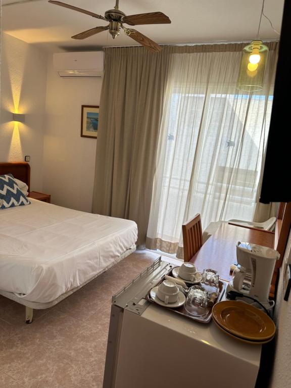 Postel nebo postele na pokoji v ubytování Hostal de la Caravel-la