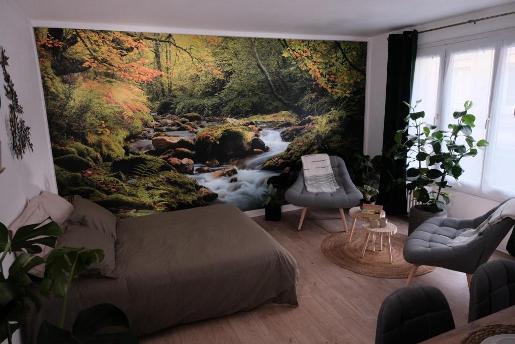 - une chambre ornée d'une peinture représentant une rivière dans l'établissement L'Échappée Verte - Hyper Centre - Tout inclus, à Rouen