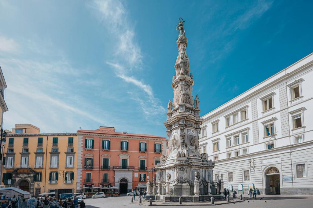 ナポリにあるPalazzo Pandola - Luxury Suitesの建物前の広場像