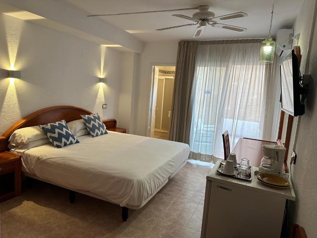 Postel nebo postele na pokoji v ubytování Hostal de la Caravel-la