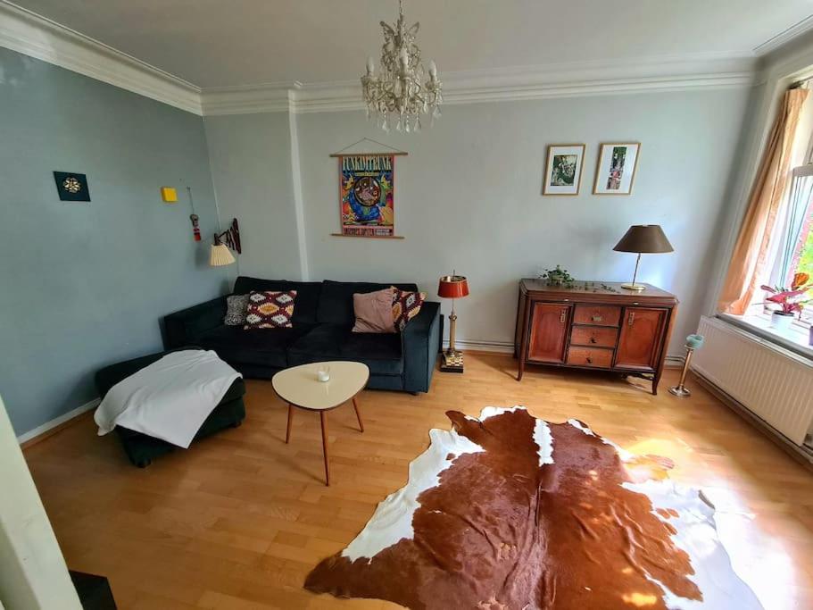 a living room with a couch and a table at Zentral gelegene Wohnung im Herzen der Schanze in Hamburg