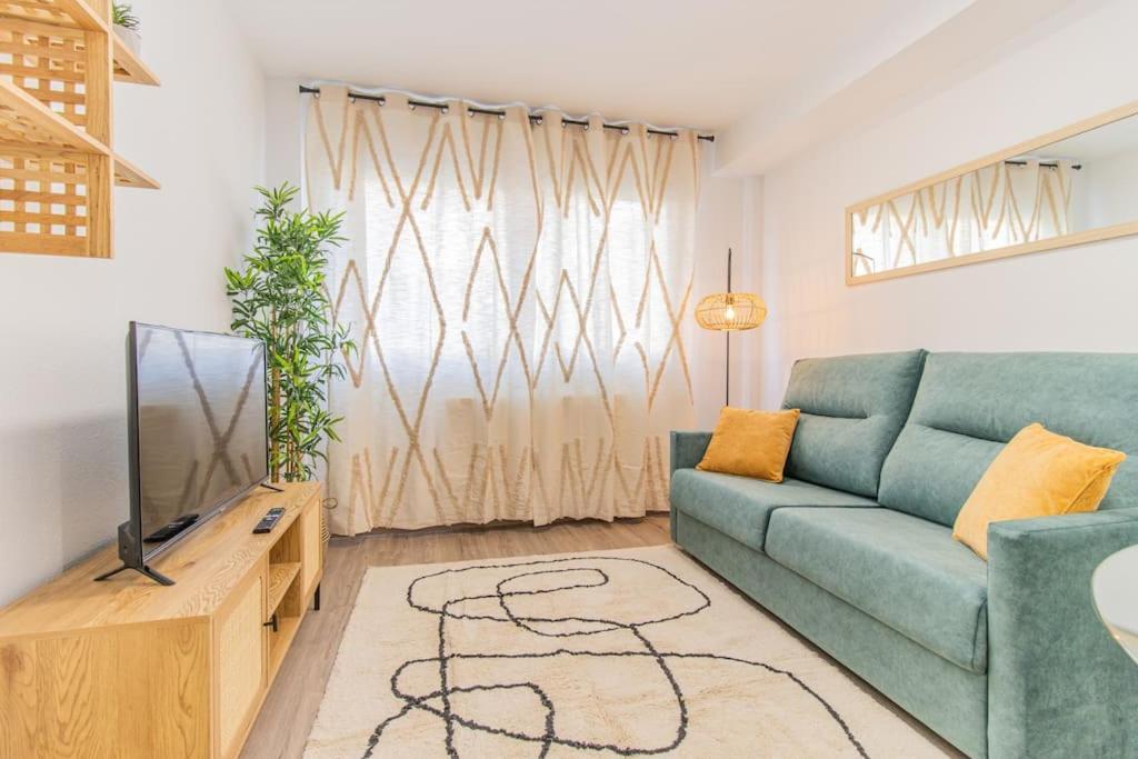 Televisyen dan/atau pusat hiburan di Beautiful flat in the Pyrenees * Free Parking