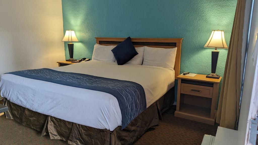 Postel nebo postele na pokoji v ubytování Howard Johnson by Wyndham Downtown Kamloops