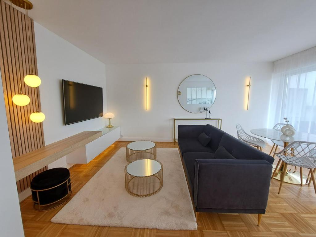 a living room with a couch and a table at Appartement de standing in Créteil