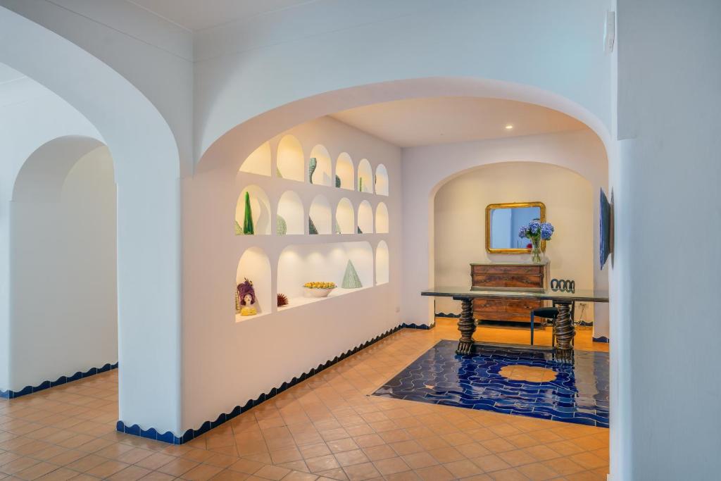 a hallway with a table and a mirror at Hotel Le Terrazze in Conca dei Marini