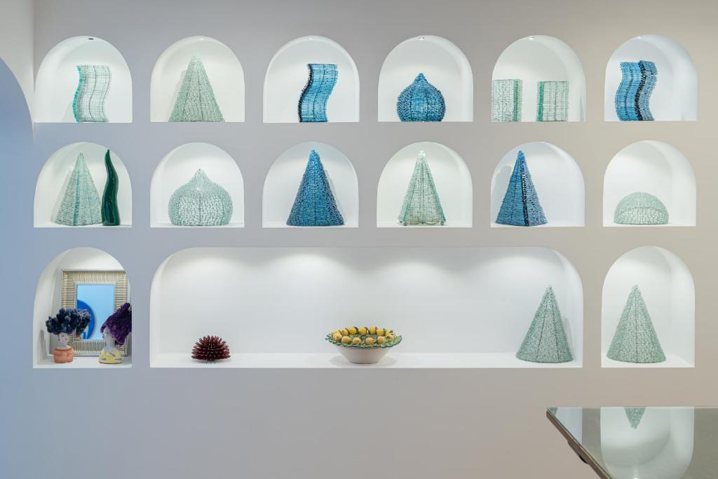 a shelf with blue and white christmas trees at Hotel Le Terrazze in Conca dei Marini