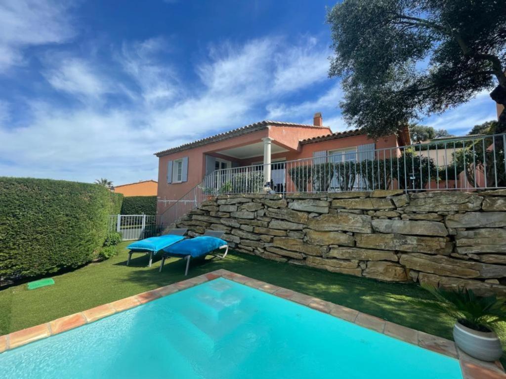 une maison avec un mur en pierre et une piscine dans l'établissement MAGNIFICENT VILLA AND ITS PRIVATE SALT POOL CLASSIFIED 4* BY THE TOURIST OFFICE, à Sainte-Maxime