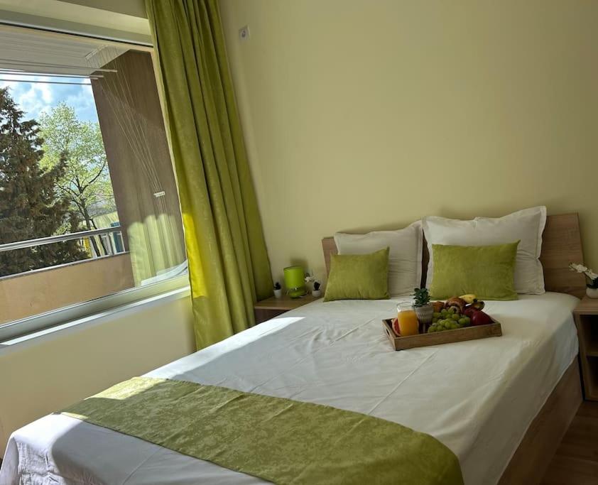 Un dormitorio con una cama con una bandeja de fruta. en Уютен нов апартамент - Стара Загора en Stara Zagora