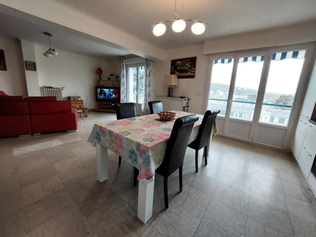 une salle à manger avec une table et des chaises et un salon dans l'établissement Résidence Le Savoy - Spacieux logement, belle vue au coeur de la ville ! MAE-7531, à Aix-les-Bains