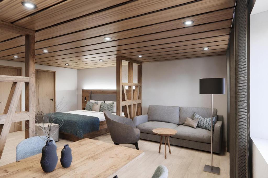uma sala de estar com uma cama e um sofá em Apartments Alter Pfarrhof em Nabburg
