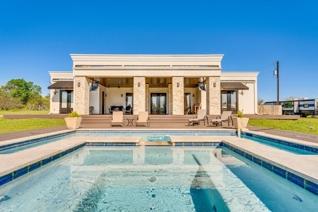 Stunning Ranch Villa Private Pool and Hot Tub!, Weimar (updated prices