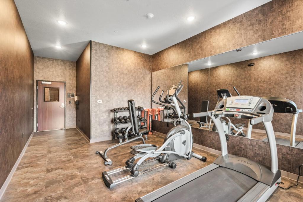 Fitness centrum a/nebo fitness zařízení v ubytování Cobblestone Hotel & Suites - Cullman