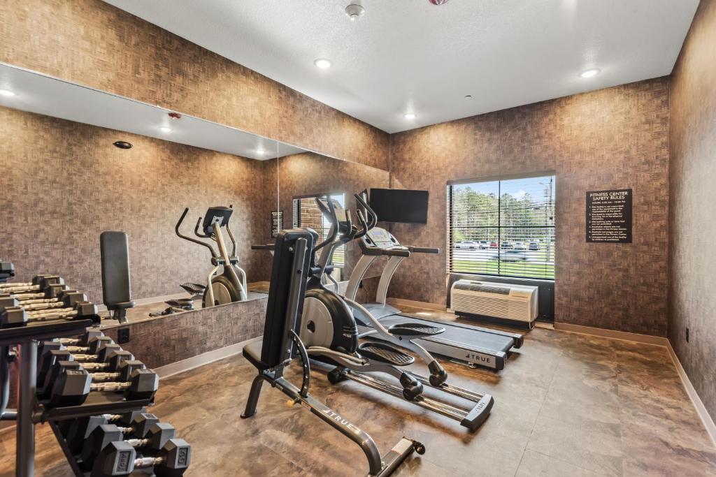 Fitness centrum a/nebo fitness zařízení v ubytování Cobblestone Hotel & Suites - Cullman