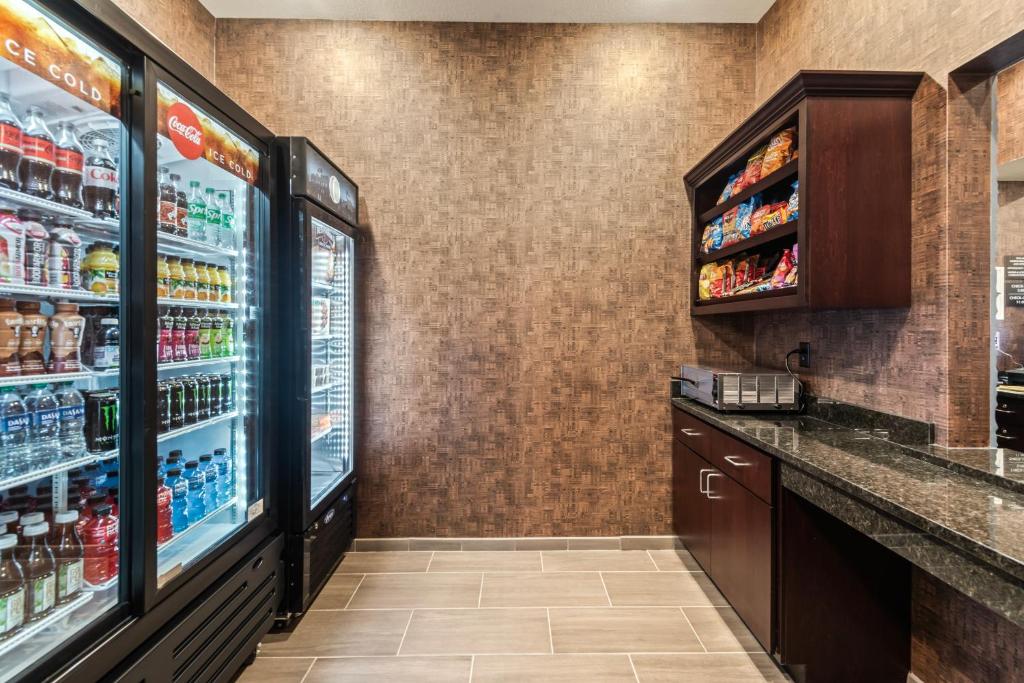 Kuchyň nebo kuchyňský kout v ubytování Cobblestone Hotel & Suites - Cullman